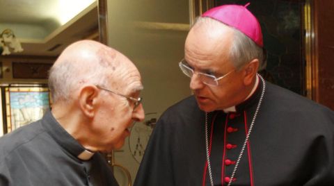 Jos Estvez, a la izquierda, junto al obispo, Leonardo Lemos