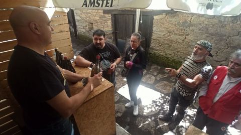 Un puesto de venta de vino al aire libre en la feria de Vilach