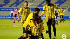 Los jugadores del Oviedo celebran el gol de Sangalli en Sabadell