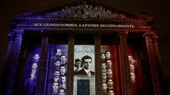 Fotografías de Missak y Melinee Manouchian, y de sus 23 compañeros de la resistencia proyectadas en el Panteón iluminado con los colores de la bandera francesa.