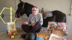 Julio junto a su caballo Moro y algunos de los juegos de la Escuela de Terapias Escuestres de Gijn