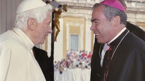 Benedicto XVI y el obispo de Málaga, Jesús Catalá, en el 2012.