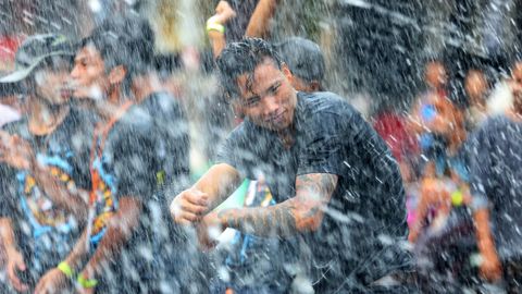 Un hombre baila mientras es salpicado con agua durante las celebraciones del ao nuevo birmano, en la localidad de Pyay
