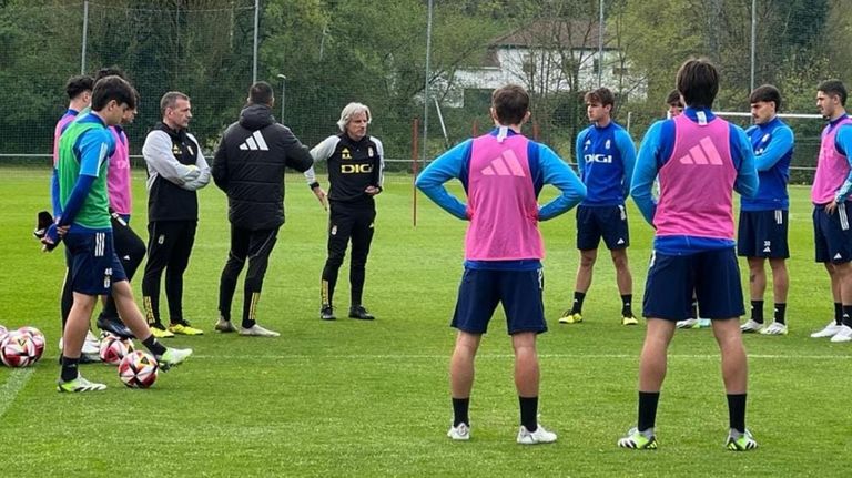 Roberto Aguirre, en el centro, al comienzo del entrenamiento del Vetusta
