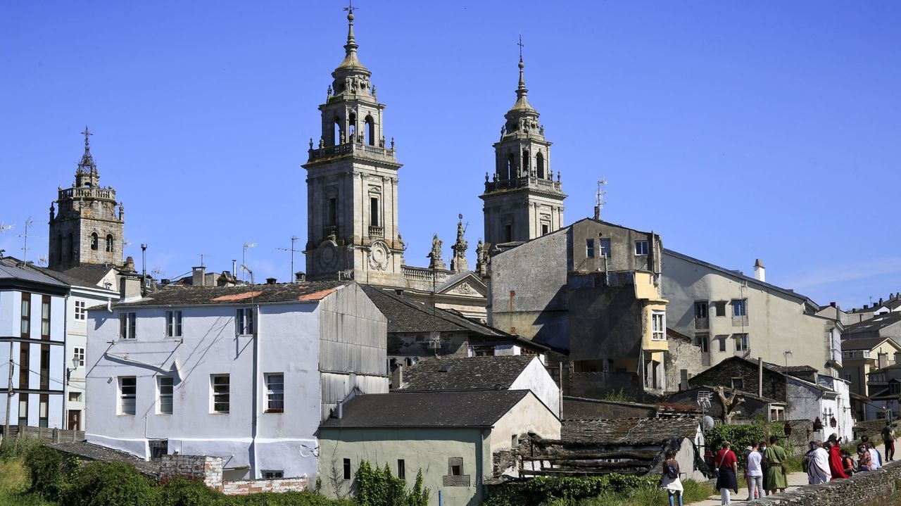 Sanitarios en la uci covid del HULA en una foto de archivo