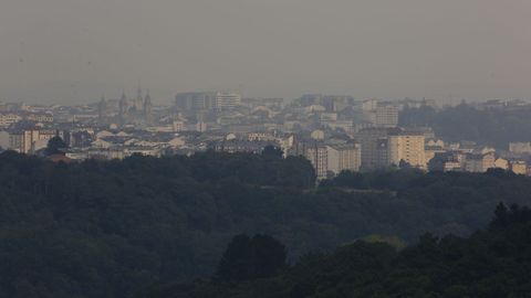 La Catedral y el sur de la ciudad de Lugo, cubiertos de humo. 