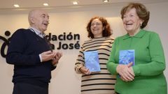 Mari Carmen, a la derecha, con María Lema, autora del libro, y Xosé Ramón Gayoso, que presentó el acto en la Fundación María José Jove