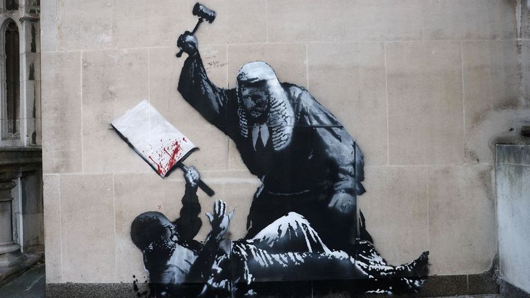 Banksy regresa a Londres con un mural que muestra a un juez golpeando con el mazo a un manifestante