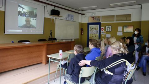 Un momento de la videoconferencia en el IES Monte Castelo de Burela