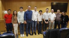 Los ocho jvenes de Down Ourense con sus preparadores, en el edificio jurdico empresarial del campus ourensano.