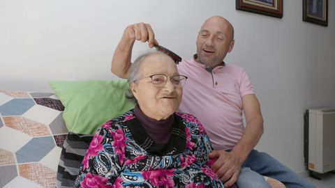 Kiko Garca peina a su madre mientras recuerda el susto que vivieron hace unas semanas