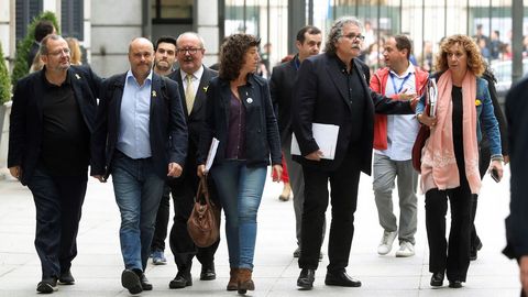 Los diputados de ERC, entre ellos Joan Tardá, llegando al Congreso.