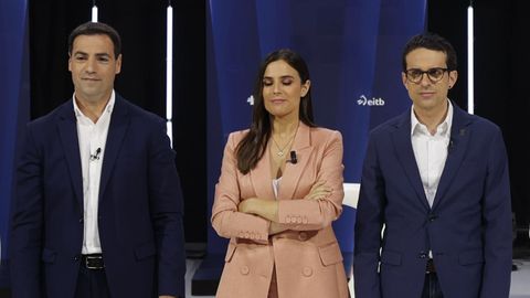 Pradales, la presentadora Nerea Reparaz y Otxandiano, de izquierda a derecha, este mircoles en el debate electoral en el plat de ETB1