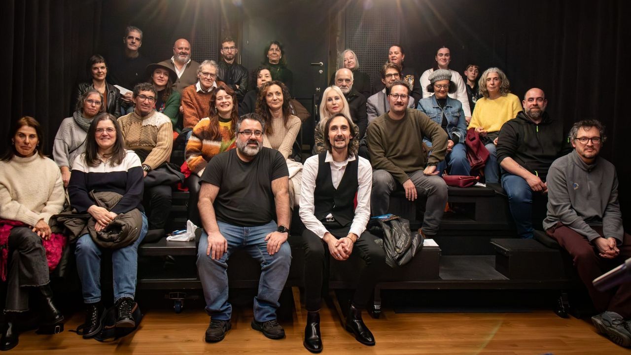 Las im�genes de la marea violeta en Ferrol por el 8M.DeLetrea se present� con un concierto-recital protagonizado por Pablo Vila.