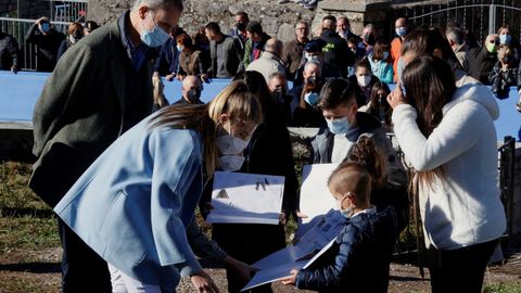 La infanta Sofa recibe un dibujo de regalo de un nio, en la visita a El Puerto