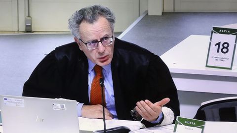 El fiscal Mario Piñeiro preguntando a uno de los forenses en la sesión de este martes