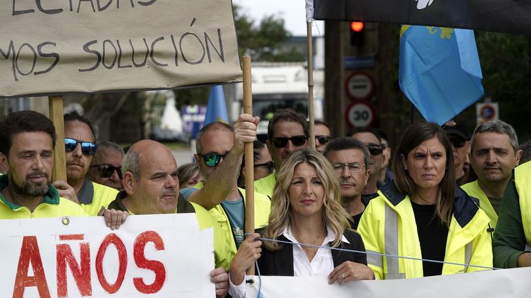 La vicepresidenta segunda y ministra de Trabajo y Economía Social, Yolanda Díaz (2d), junto a la presidenta comité de empresa, Verónica Otero (2i) a su llegada a la factoría con los trabajadores de la plantilla de Saint-Gobain para analizar el cierre de la línea de parabrisas para coches (Sekurit) de la planta avilesina