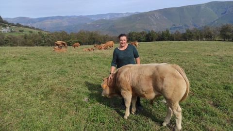 Raquel Daz Barcia, con vacas da explotacin familiar