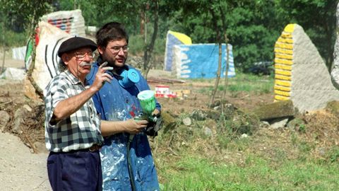 Agustn Ibarrola, izquierda, con un colaborador, durante la ejecucin de la obra en el Ecoespacio O Rexo, de Allariz, en 1999.