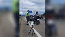La Guardia Civil, junto a uno de los motoristas interceptados a más de 200 km/h en la autovía.