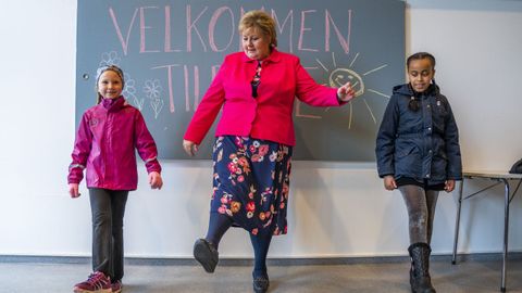 La primera ministra de Noruega, Erna Solberg, acudió al reinicio de las clases en los colegios
