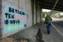 Un enorme graffiti reclama el nuevo colegio en Betanzos