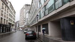 A la derecha, promocin situada en la avenida Navia Castrilln que fue vendida por la Sareb, el llamado banco malo