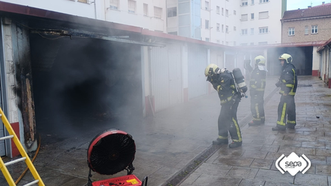 Incendio en una cochera en Ra�ces Nuevo (Castrill�n).