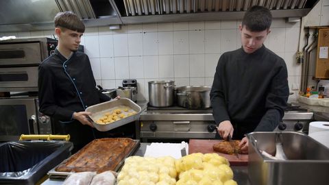 Rafa y Brais, que hacen prcticas de cocina en el restaurante Aljn de Ribeira