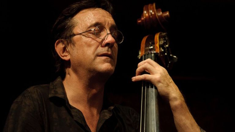 Javier Colina, músico: «El contrabajo es el instrumento más importante: si falla, lo demás se cae»