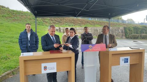 José Tomé y el rector junto a los terrenos que se ocuparán, junto a la avenida de Madrid