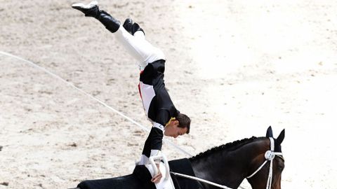 El campen de salto ecuestre, el francs Vincent Haennel, compite en su caballo durante el campeonato mundial en Francia.