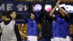 Tejera saluda a la afici�n oviedista tras el triunfo ante el Alcorc�n