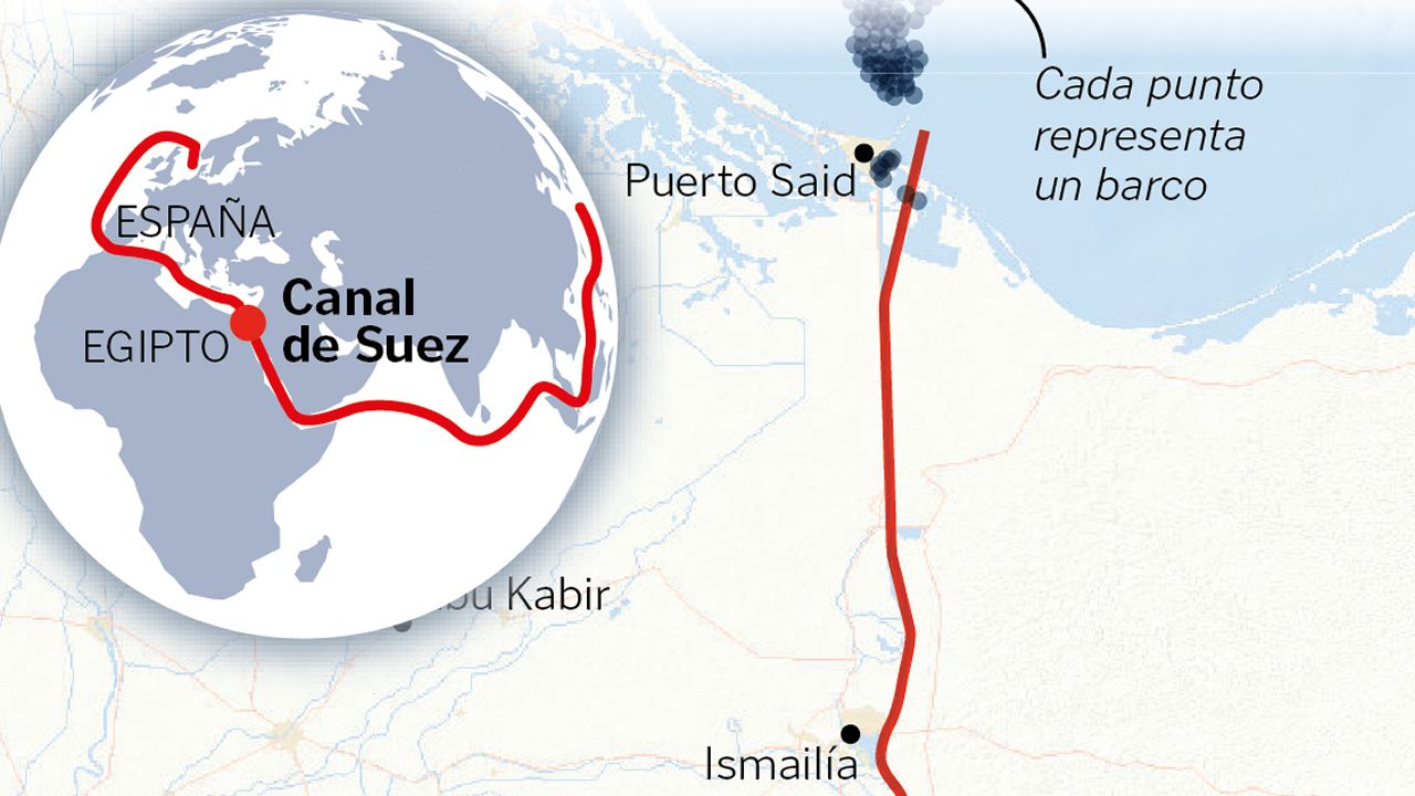 Fracasan los intentos de desencallar al megaportacontenedores del canal de Suez.Agentes de la Polic&iacute;a Local de Santiago en uno de los controles diarios que realizan en las terrazas de los bares