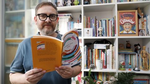 Ramón Domínguez Veiga co seu libro «Zoom» nas mans