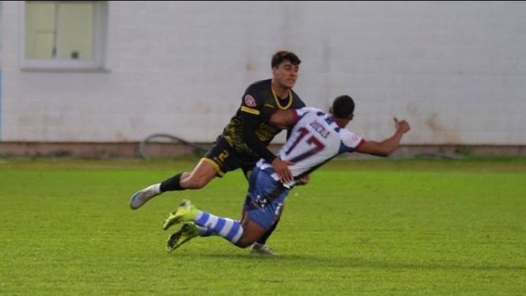 Un Ourense que jugó más de una hora en inferioridad cae en Avilés y entra en la zona de descenso (2-1)