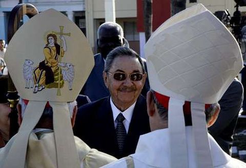 Ral Castro, con dos altos cargos de la Iglesia cubana al poco de suceder a su hermano.