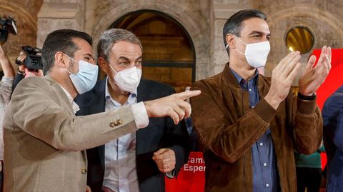 De izquierda a derecha, el candidato del PSOE a la Junta, Luis Tudanca, el expresidente José Luis Rodríguez Zapatero y Pedro Sánchez. 