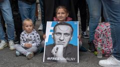 Manifestantes de origen ruso reclaman en Nueva York la libertad para Alexei Navalny.