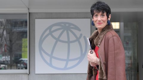 La ministra Elma Saiz saliendo de la sede del Banco Mundial