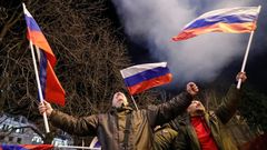 Activistas prorrusos celebrando en la calles de Donetsk la decisin de Putin de reconocer su independencia.
