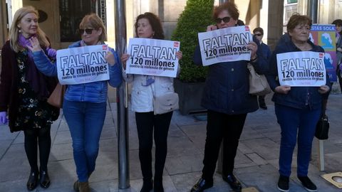Manifestantes en la concentración feminista de Gijón
