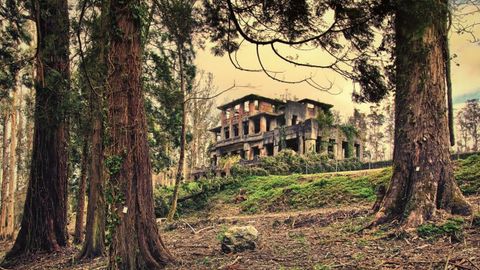 Sanatorio de Oza. En el ahora llamado municipio de Oza-Cesuras, est en estado completamente ruinoso y figura en la lista negra de Patrimonio, Hispania Nostra