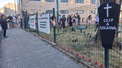 Imagen del funeral celebrado a las puertas del CEIP A Solaina.