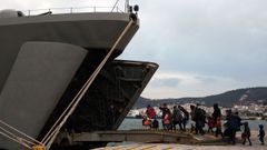 Ms de 500 refugiados y migrantes fueron alojados en un buque de guerra en Mitilene