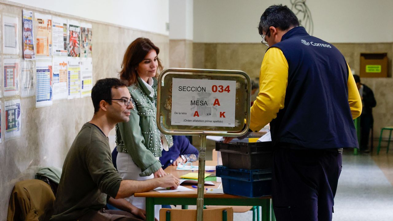 Los candidatos a las autonómicas y municipales de Asturias votan.Desde primera hora los trabajadores de Correos han repartido los votos para su custodia en cada mesa electoral.