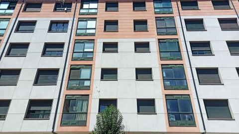 Dolores Gonzlez y su hijo vivan en el primer piso de este edificio de cinco plantas, en la calle Celso Emilio Ferreiro