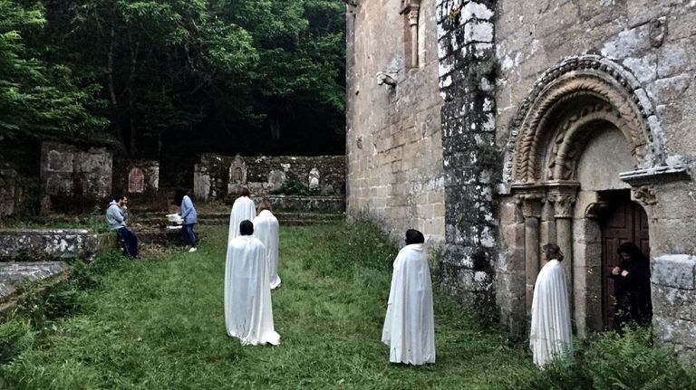 Un momento da rodaxe dunha escena de «Lúa vermella» no adro da igrexa chantadina de Santa María de Pesqueiras