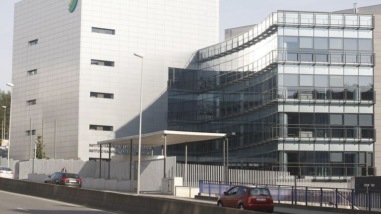 Un vecino de Cerceda con lumbago pierde la prestación de incapacidad por conducir e ir de bares tras salir de la consulta médica