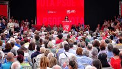 Asistentes al mitin de Gijón durante la intervención de Adriana Lastra